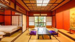 带矮桌、坐垫和床铺的榻榻米客房