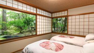 面向花园的大窗边的双床