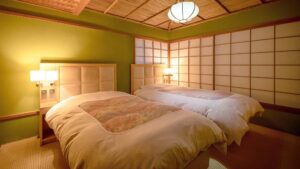 榻榻米风格客房内的两张床