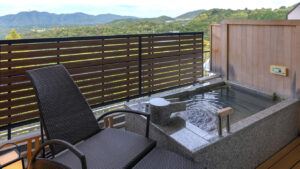 椅子と山の景色がある露天風呂