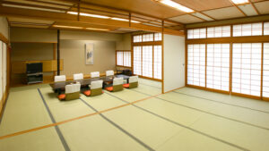 低い椅子と障子の引き戸がある畳の客室