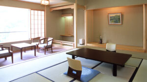 窓際にローテーブルと椅子がある畳の部屋