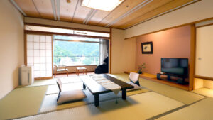 低いテーブルと座椅子のある畳の部屋