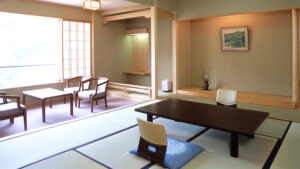 ローテーブルと窓際の座席スペースがある畳の客室