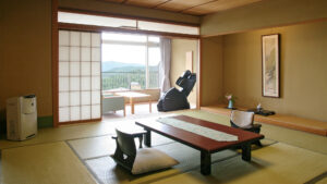 ローテーブルと窓際の座席スペースがある畳の客室