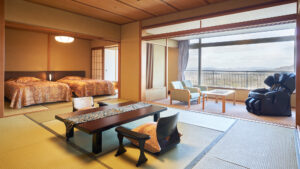 ローテーブルと椅子、ツインベッドのある畳の客室