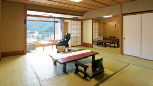 低いテーブルと椅子のある畳の客室