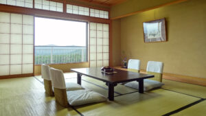 窓際のローテーブル付き畳の座席スペース