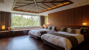 客房内大窗旁的双床