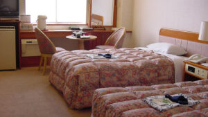 配有桌椅的客房双床