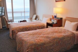 バルコニーとオーシャンビュー付き客室のツインベッド