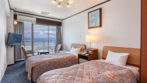 オーシャンビューのバルコニー付き客室のツインベッド