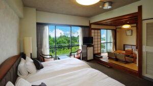 Lits jumeaux dans une chambre avec coin salon en tatami