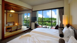 Lits jumeaux dans une chambre avec coin salon en tatami