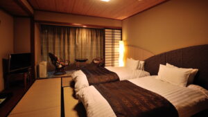 Lits jumeaux dans une chambre d’hôtes en tatami