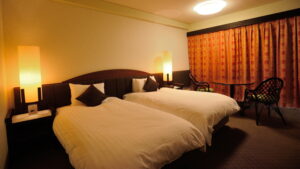 Deux lits jumeaux dans une chambre