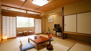 Chambre en tatami avec table basse et chaises près de la fenêtre