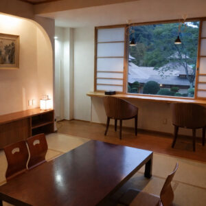 Chambre en tatami avec table basse et chaises près de la fenêtre