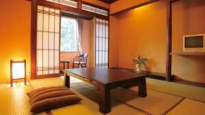 Habitación de tatami con mesa baja y cojines en el suelo