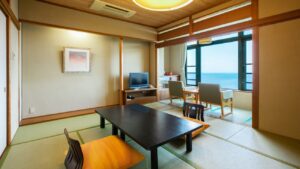 靠窗摆有矮桌和椅子的榻榻米房间