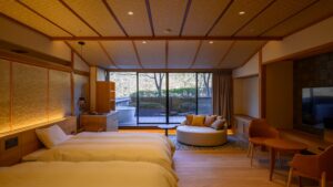 Gästezimmer mit zwei Einzelbetten und Sitzbereich