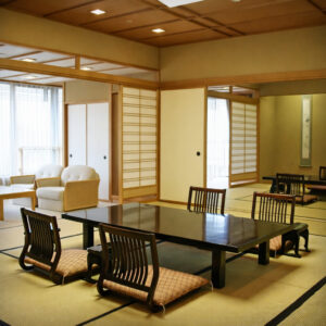 Großes Tatamizimmer mit niedrigen Tischen und Stühlen
