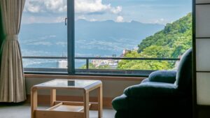 Blick auf Berge und Ort aus dem Zimmerfenster