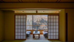 Sitzbereich im Zimmer am Fenster mit zwei Stühlen und Tisch