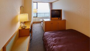 Einzelbett in einem schmalen Gästezimmer