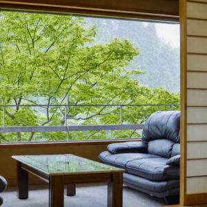 Sofa und Tisch neben einem großen Fenster