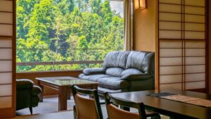 Sofasitzecke neben einem großen Fenster und Tisch