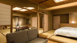 Tatami-Gästezimmer mit niedrigem Tisch und Bett