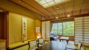 Tatami-Zimmer mit niedrigem Tisch und Sitzbereich am Fenster