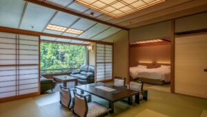 Tatami-Zimmer mit niedrigem Tisch, Stühlen und Betten