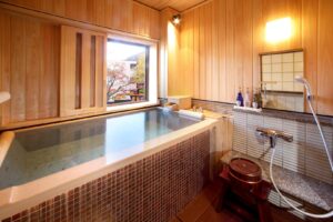 Privates Bad mit Fenster und Duschbereich