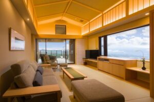 Tatami-Wohnbereich mit Sofa und Stühlen am Fenster