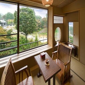 Sitzbereich im Tatamizimmer neben großen Fenstern