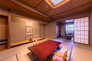 Tatamizimmer mit niedrigem Tisch und Sitzecke