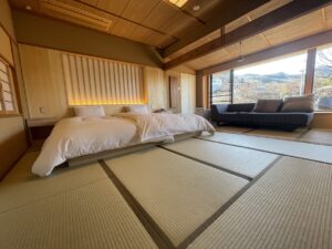Zwillingsbetten in einem Tatami-Gästezimmer
