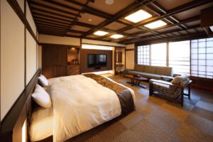 Zwei Einzelbetten in einem traditionellen japanischen Gästezimmer