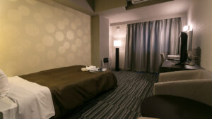 配有大床和书桌的客房