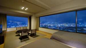 可透过大窗欣赏城市夜景的客房