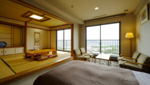 带有榻榻米休息区和窗边座椅的客房