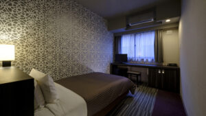 带书桌的客房内单人床