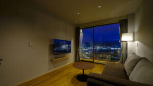 窗边可眺望城市夜景的沙发和桌子