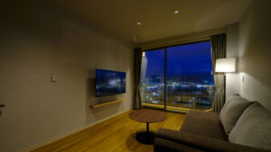 窗边可见城市景观的沙发和桌子