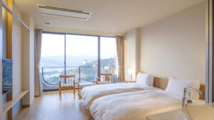 城市景观大窗旁的双床