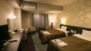 带书桌和椅子的客房内双床