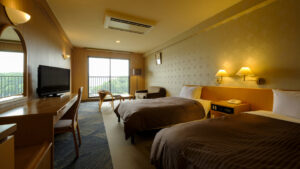 带书桌和窗户的客房内的双床