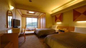 带窗边座位的客房内的双床